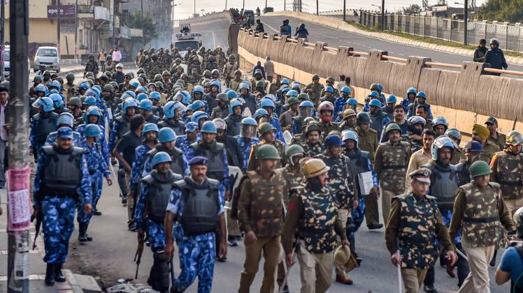 Delhi Violence: हिंसा के बाद दिल्ली में बड़ी संख्या में पुलिसबल तैनात