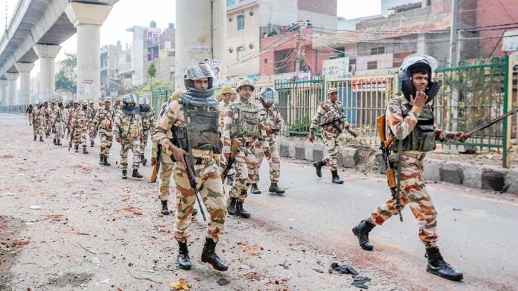 दिल्ली में हिंसाग्रस्त इलाकों में भारी संख्या में की गई सुरक्षाबलों की तैनाती (फोटो: PTI)