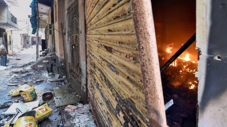 शिवपुरी इलाके में उपद्रवियों ने दुकानों में लगाई थी आग (फाइल फोटो-PTI)