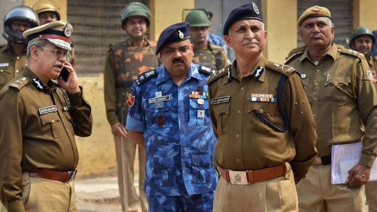 हिंसाग्रस्त इलाकों का दौरा करते दिल्ली पुलिस के अफसर (फाइल फोटो-PTI)