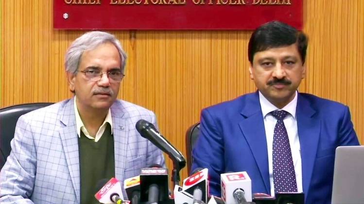 दिल्ली के मुख्य निर्वाचन अधिकारी रणबीर सिंह (बाएं)