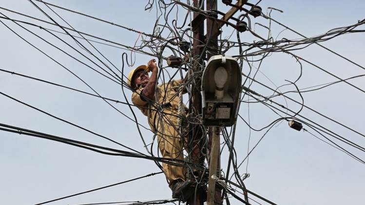 कई विभागों का कट सकता है कनेक्शन (फोटो-रॉयटर्स)