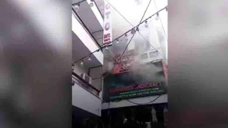 आग की चपेट में इमारत (Photo- Aajtak)