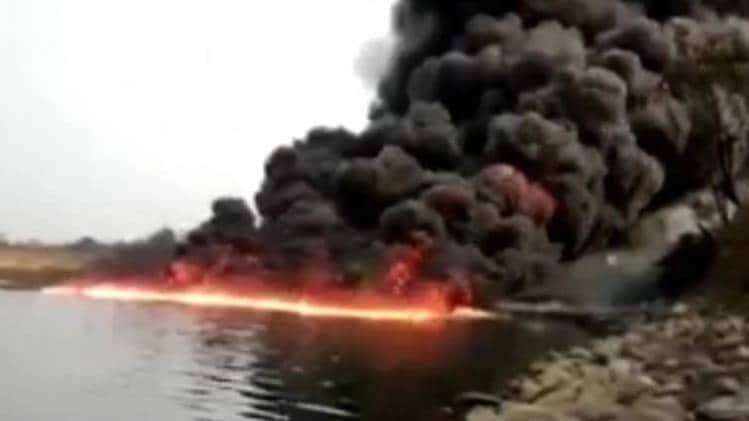 डिब्रूगढ़ की एक नदी में आग लगी (फोटो-वीडियोग्रैब)