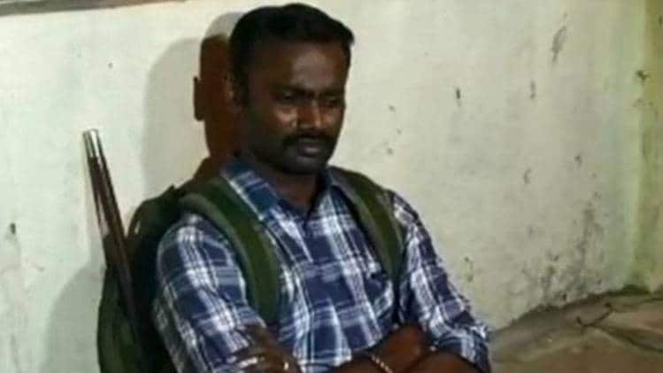 धरने पर बैठे IPS अफसर अरुण रंगराजन (फोटो- prajavani)