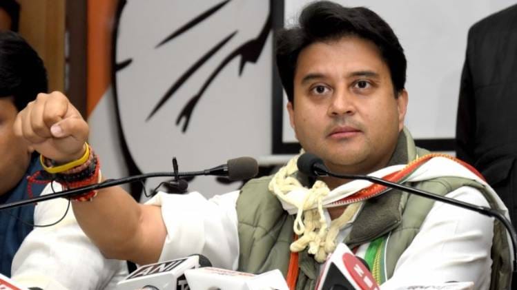 अपनी ही सरकार को ज्योतिरादित्य सिंधिया क्यों दे रहे हैं चेतावनी