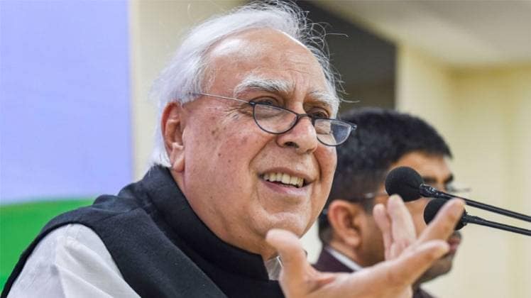 कांग्रेस नेता कपिल सिब्बल ने उठाए सवाल (फोटो: PTI)
