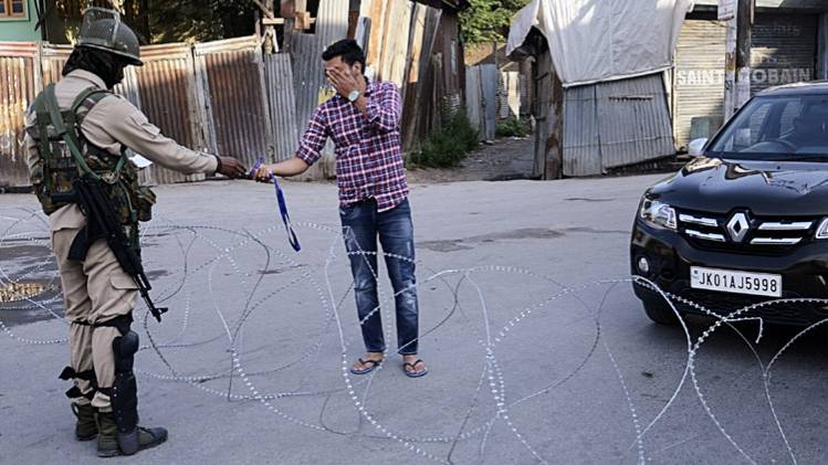 पीएसए के तहत अभी 398 लोग हिरासत में हैं (कश्मीर में सुरक्षा बंदोबस्त चुस्त-ANI)