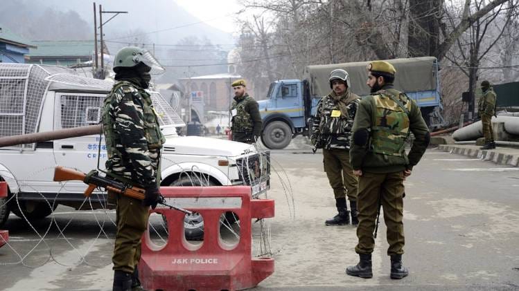 कश्मीर में अलर्ट पर सुरक्षाबल (प्रतीकात्मक तस्वीर-ANI)