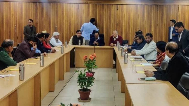विधायकों और अफसरों के साथ बैठक करते सीएम अरविंद केजरीवाल