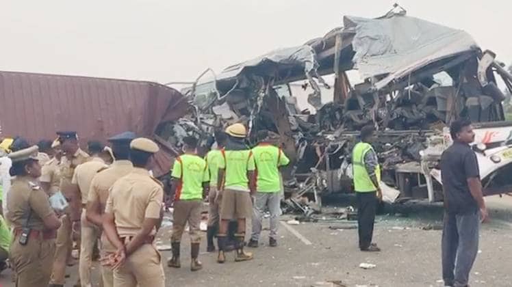 कंटेनर ट्रक से टकराई केरल रोडवेज की बस
