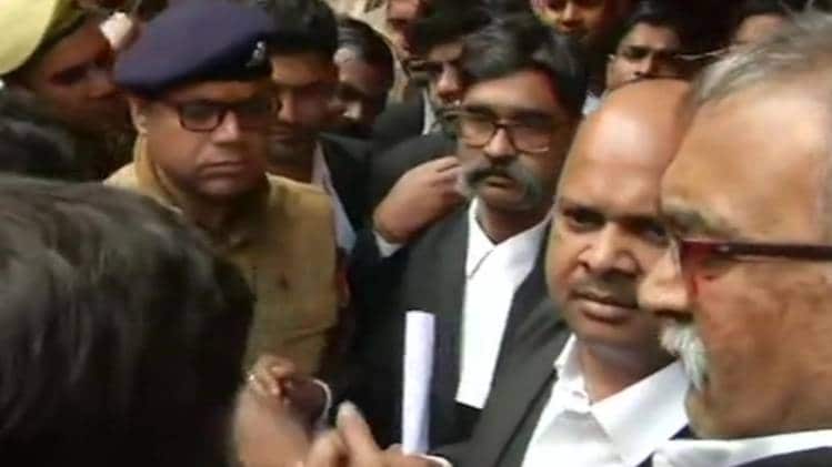 बम हमले में कई वकीलों के घायल होने की खबर है (फोटो-ANI)