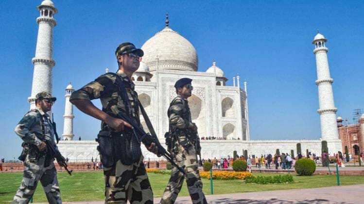 ताजमहल के आसपास है कड़ी सुरक्षा (फोटो: PTI)