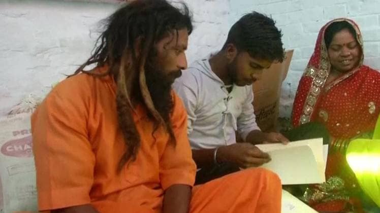 अपने परिवार के सदस्यों के साथ मंगल केवट (फोटो- एएनआई)