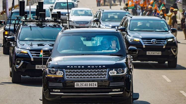 वाराणसी में प्रधानमंत्री मोदी का काफिला (फोटो-PTI)