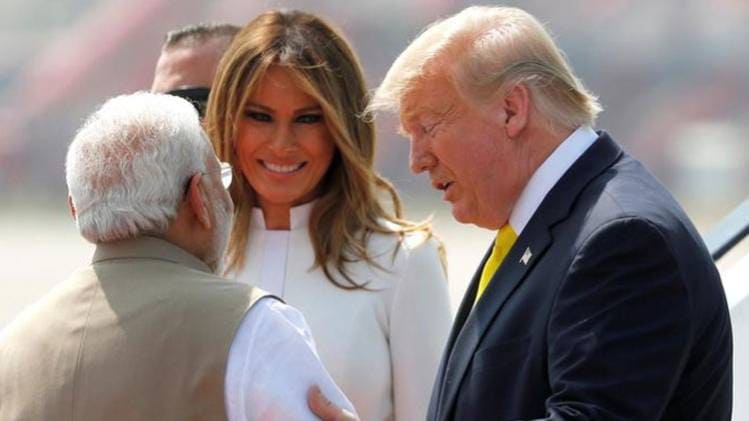 अमेरिकी राष्ट्रपति डोनाल्ड ट्रंप और मेलानिया का स्वागत करते PM नरेंद्र मोदी (फोटो-Reuters)