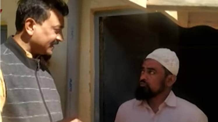 लोगों के सवालों का जवाब दे रहे बीजेपी नेता