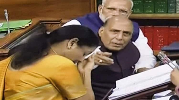 45 पन्नों के बजट भाषण में 44वें पन्ने पर आकर रुक गईं निर्मला सीतारमण (फोटो-PTI)