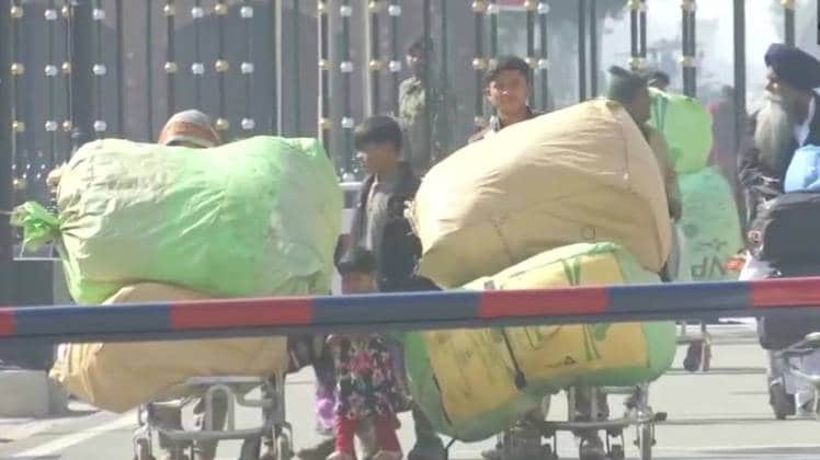 पाकिस्तान से वापस भारत आए हिंदू परिवार (फोटो: ANI)