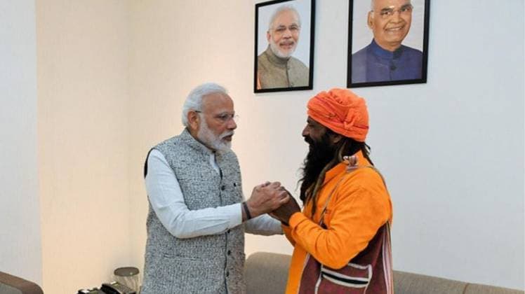 वाराणसी में पीएम मोदी ने मंगल केवट से मुलाकात की है (फोटो-एएनआई)