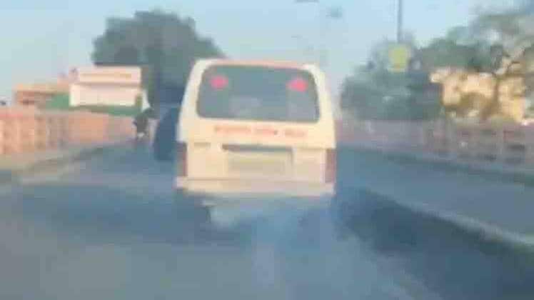 प्रदूषित जांच करने वाला वाहन (Photo- Aajtak)