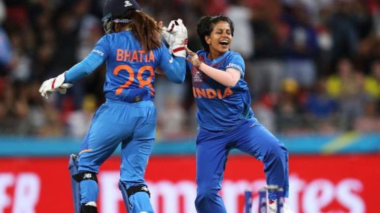 ऑस्ट्रेलिया के खिलाफ पूनम यादव की शानदार गेंदबाजी ( @T20WorldCup)
