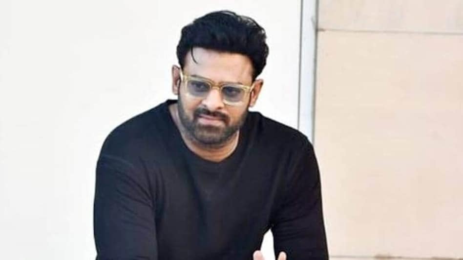 सबसे ज्यादा कमाई करने वाले स्टार बने प्रभास, मिला पहला ये बॉलीवुड अवॉर्ड - superstar prabhas wins his first bollywood award tmov - AajTak