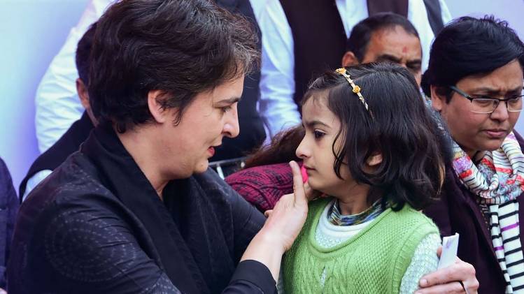 अनाबिया से मिलतीं प्रियंका गांधी (फोटो- PTI)