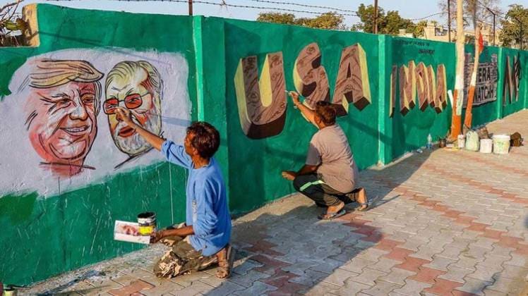 पीएम मोदी और अमेरिकी राष्ट्रपति ट्रंप की पेंटिंग (फोटो-PTI)