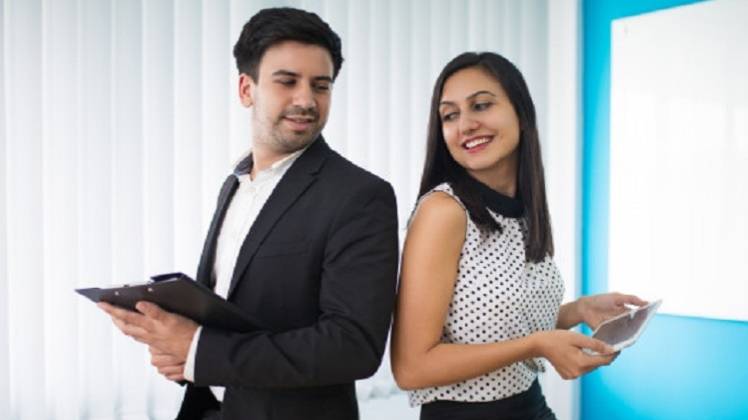 ऑफिस में रोमांस करने के लिए किसने चुनना पसंद करते हैं कर्मचारी?