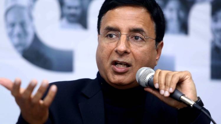 रसोई गैस के दाम बढ़ाए जाने पर हमलावर हुई कांग्रेस (रणदीप सुरजेवाला की फाइल फोटो-ANI)