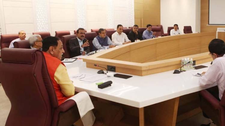 सीएम की बैठक में कई वरिष्ठ अधिकारी भी शामिल हुए