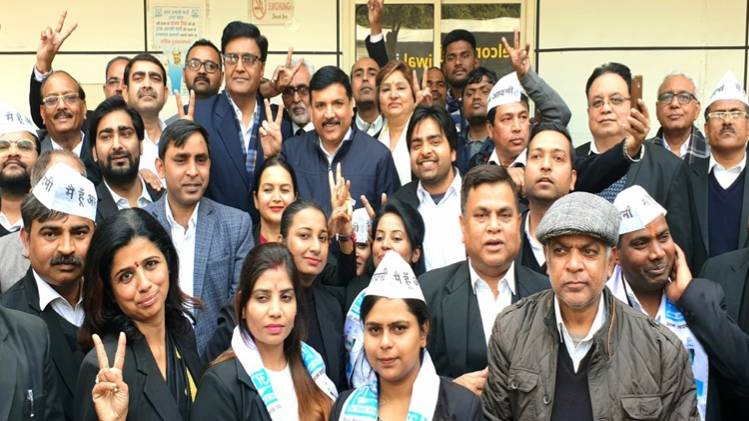 AAP MP संजय सिंह ने पार्टी में शामिल कराये नये सदस्य (फोटो-आजतक)