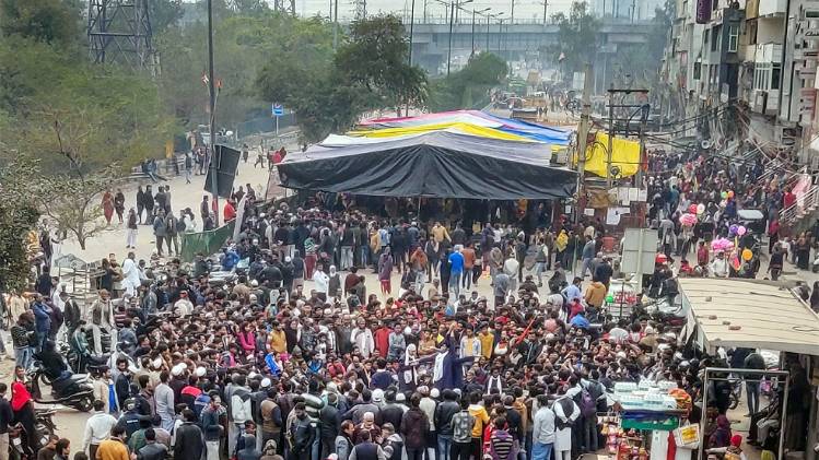 शाहीन बाग में जुटे लोग (तस्वीर- PTI)