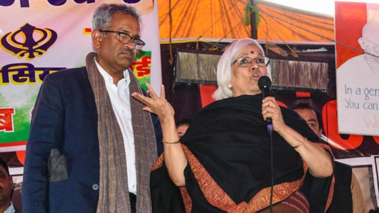 शाहीन बाग में प्रदर्शनकारियों से बातचीत करते संजय हेगड़े और साधना रामचंद्रन (फाइल फोटो-PTI)