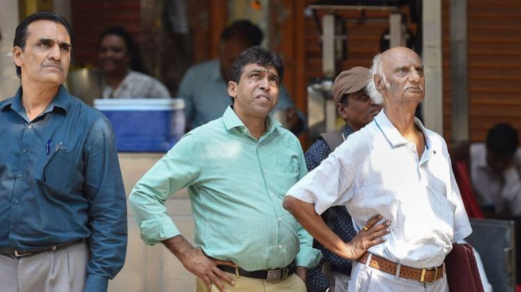 10 साल की सबसे बड़ी गिरावट है