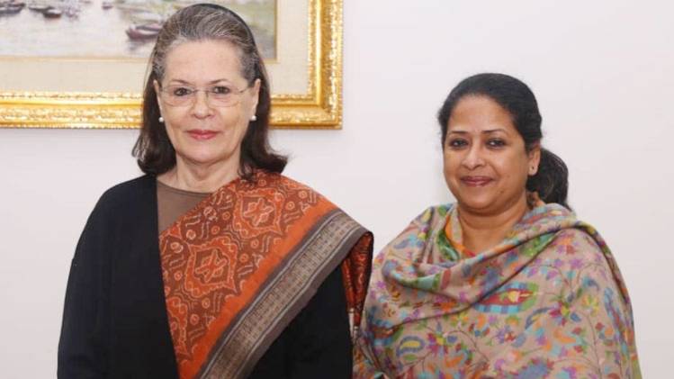 कांग्रेस की अंतरिम अध्यक्ष सोनिया गांधी के साथ शर्मिष्ठा (फाइल फोटो)