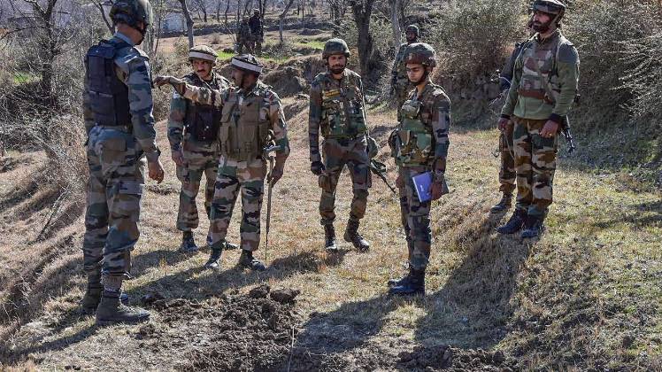 जम्मू-कश्मीर में तैनात भारतीय सेना के जवान (फाइल फोटो- पीटीआई)