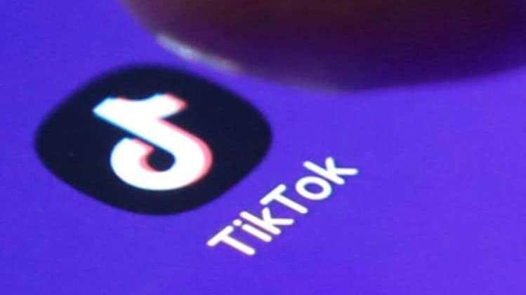 स्वर्ण मंदिर में टिक-टॉक बैन किए जाने के पोस्टर लगाए गए हैं (फोटो रॉयटर्स)