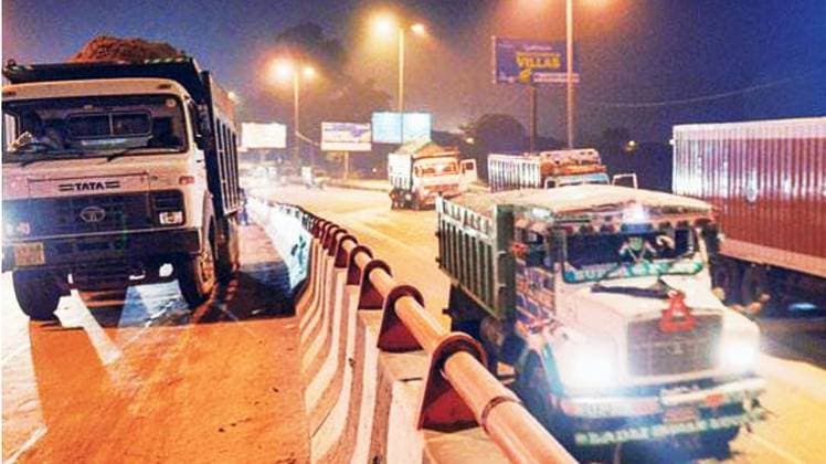 दिल्ली में हुई हिंसा के कारण ट्रांसपोर्ट व्यवसाय को नुकसान (फाइल फोटो)