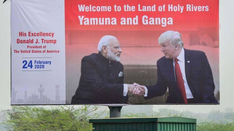 राष्ट्रपति ट्रंप के स्वागत में लगे पोस्टर (फोटो- पीटीआई) 