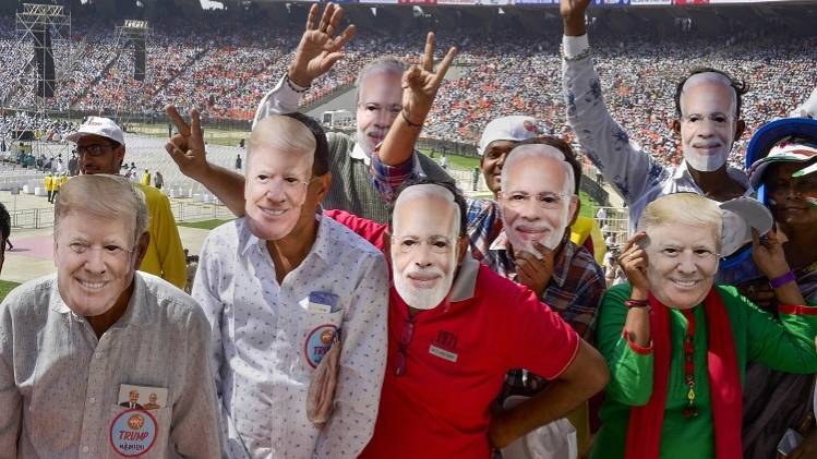 मोटेरा स्टेडियम में राष्ट्रपति ट्रंप और पीएम मोदी के प्रशंसक (PTI) 