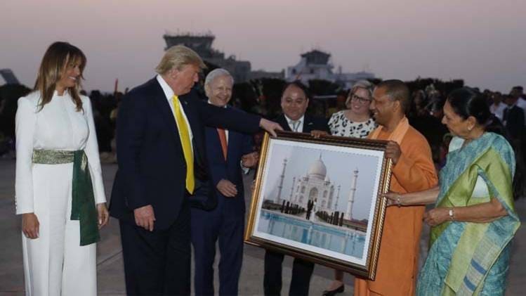 योगी आदित्यनाथ ने डोनाल्ड ट्रंप को गिफ्ट की तस्वीर (फोटो- कुमार अभिषेक)