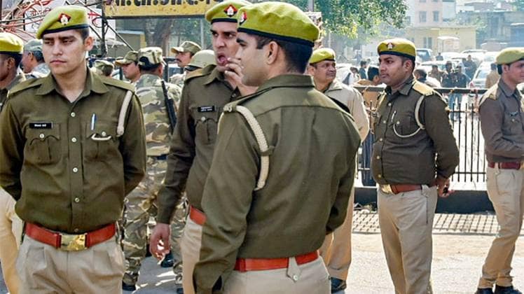 जांच के दौरान पुलिस ने बरामद किया मृतक रंजीत बच्चन का मोबाइल (फोटो- PTI)