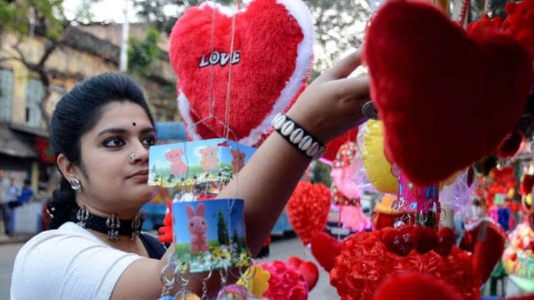 प्रेमी जोड़ों के लिए कंपनियों ने दिए कई बड़े ऑफर