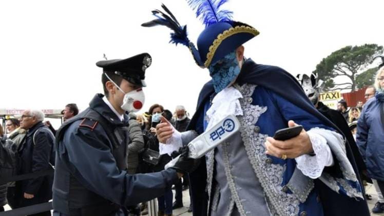 Coronavirus: कोरोना वायरस की वजह से कार्निवल फेस्टिवल भी इटली में रद्द (तस्वीर-AP)