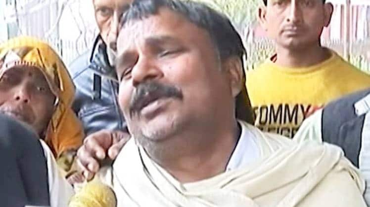 दिल्ली हिंसा में मारे गए राहुल सोलंकी के पिता (वीडियो ग्रैब)