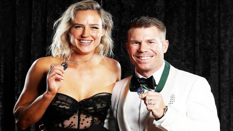Ellyse Perry poses with David Warner (Getty)