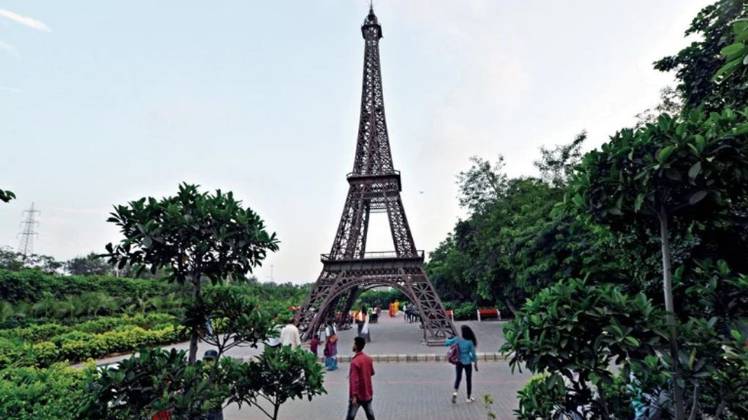 वेस्ट टु वंडर पार्क में उमड़ रही लोगों की भीड़ (फोटो- चंद्रदीप कुमार)