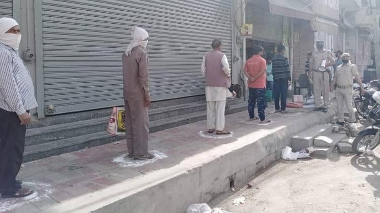 लॉकडाउन के चलते बंद हैं बाजार